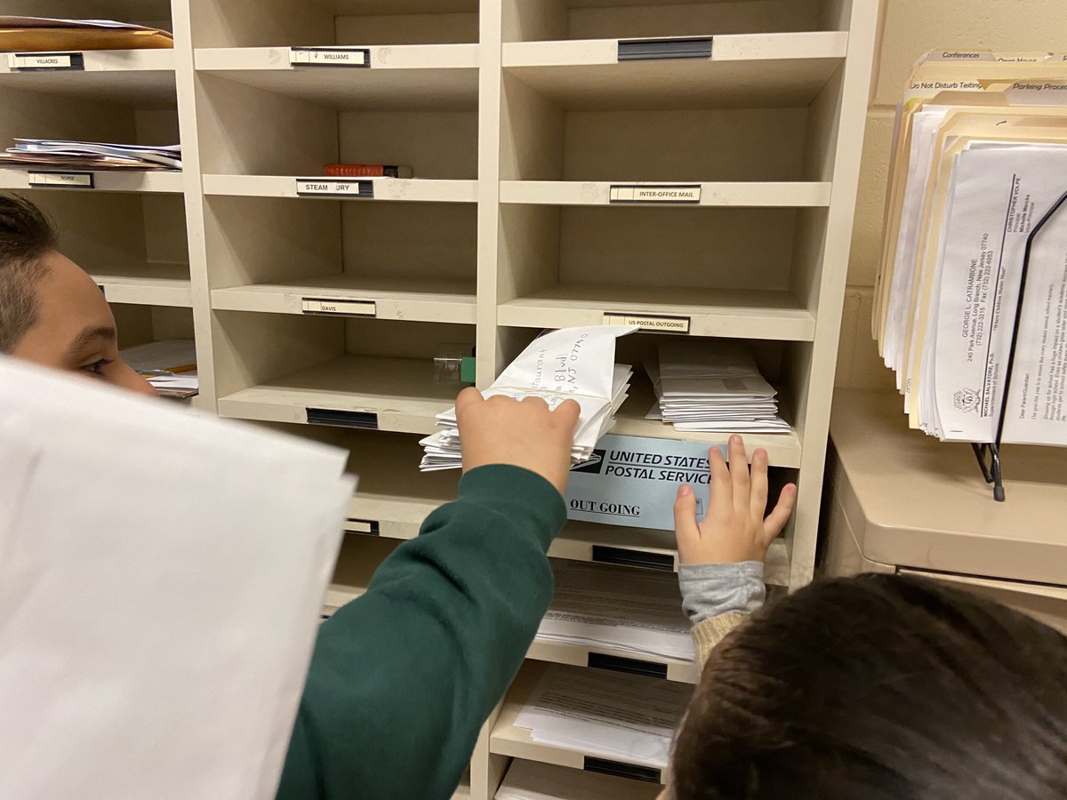 greener_glc's tweet image. Hey LB Restaurants 👀watch👀 your 📦✉️mail. Our letters are ready!! 📬💌 @ElementaryGlc students are sending another round of letters to over 100 @LongBranchEC restaurants asking them to go #StrawFREEinLB with us.  Don’t be left out. Show your support for the 🌍 and our students!