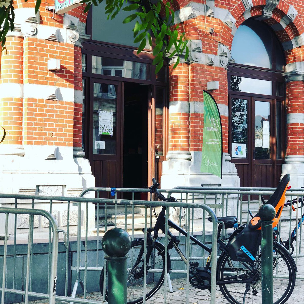 l_amande's tweet photo. @Clowtilde Ursula est électrique. Elle est belle quelque soit le profil. Se balade aux quatre coins d’Etterbeek et de Bruxelles. Adore porter son siège enfant, aller au parc, arriver fraîche et sereine au boulot, faire ses courses. La dolce vita... #Velophil #IchBinEinHamburger https://t.co/x6Ui6WDXUD
