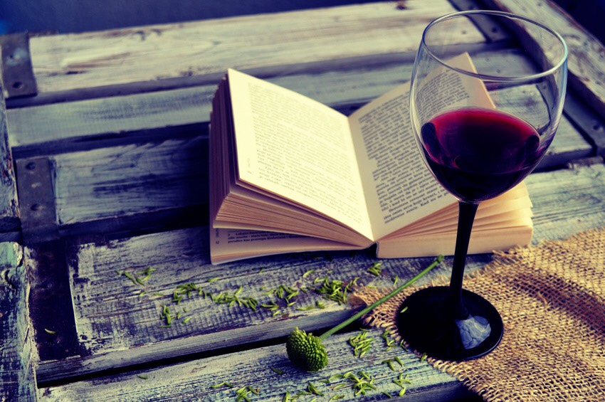 FinalEstanteria's tweet photo. «El vino reflejado en este mantel.
Veneno dulce que besa tus labios.
Diamantes son tus manos
y tu reflejo y tu piel»
#Maulia escribe #poemasdeamor
https://t.co/o06RFUQmRj
#poesía #amor #escribir @Letrasonpuentes #VersosEnHilo
@versointimista #FelizMartes https://t.co/t1lDnEVJoL