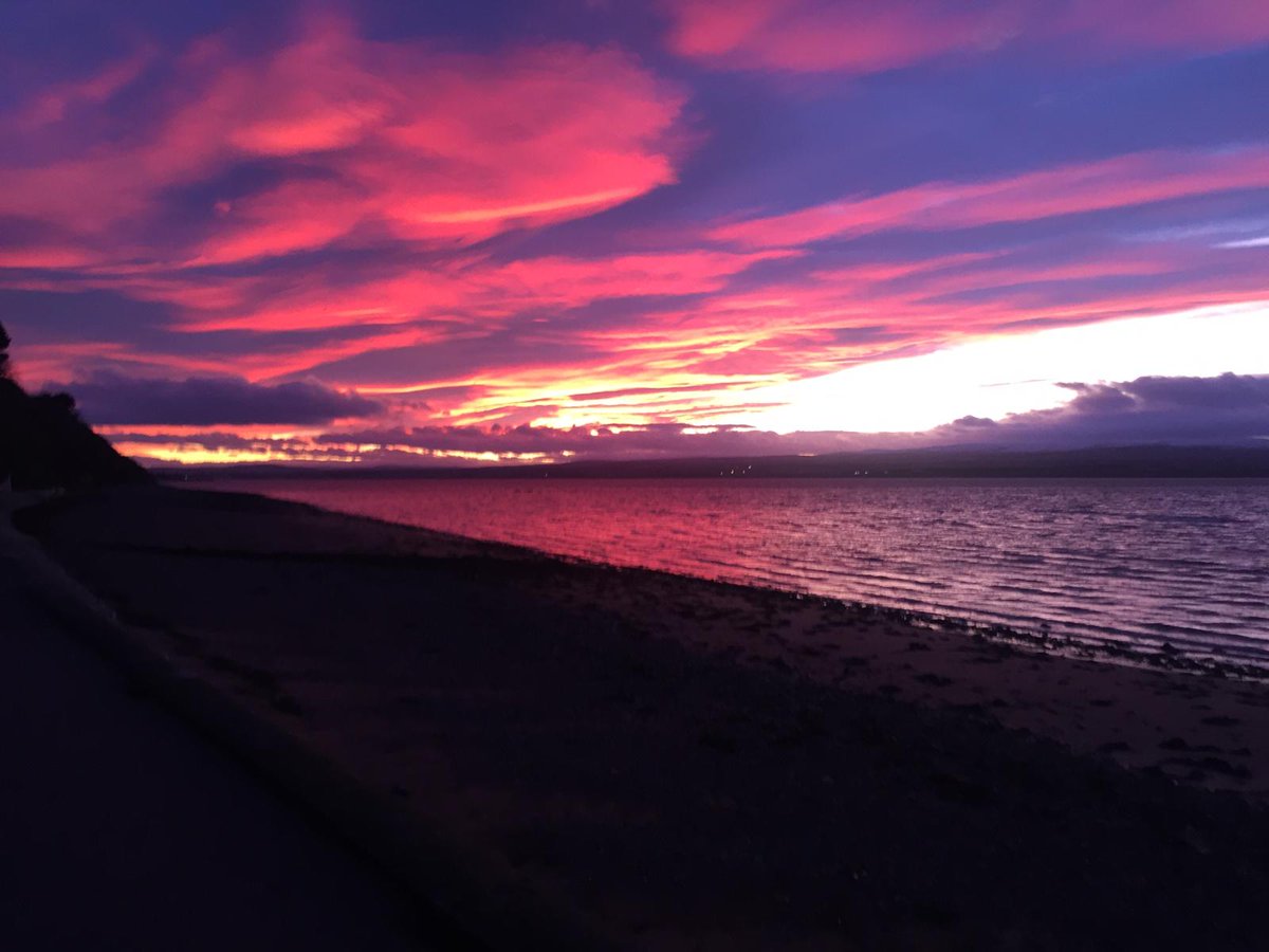 blueskiesecho's tweet photo. The most beautiful skies as a matter of fact
The sunsets were purple and red and yellow and on fire
And the clouds would catch the colors everywhere
That's neat, 'cause I used to look at them all the time when I was little
You don't see that..#HighlandSky https://t.co/aQ074v8Rx3