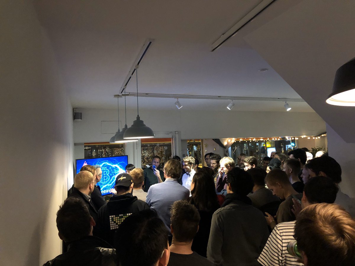 _marcsteiner's tweet photo. Cool people, interesting talk from @starkness , #Bitcoin 🧦, #LightningNetwork 🍸 nice meetup! Thanks to @Stadicus3000 @10X10ETF https://t.co/yym22VeFr2