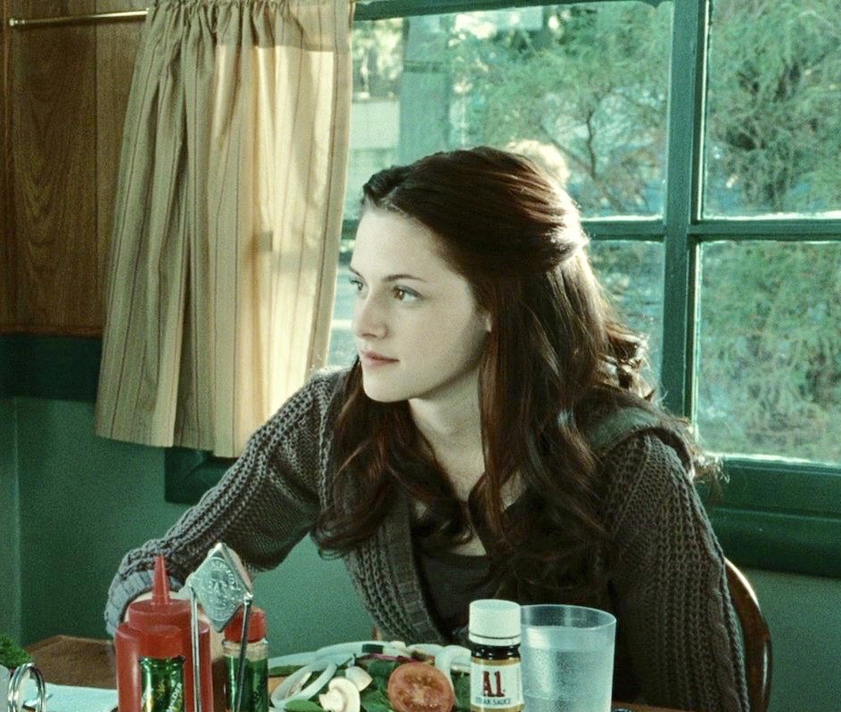 will this become a thread of my favorite pics of Bella Swan on the twilight saga? Yes. It will. She’s stunning 