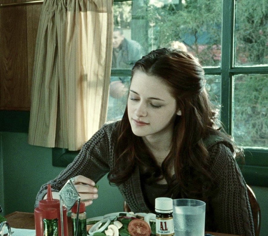 will this become a thread of my favorite pics of Bella Swan on the twilight saga? Yes. It will. She’s stunning 