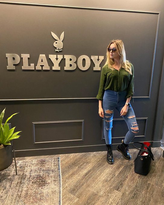 2 pic. chillin‘ at the Playboy office today 🐰 https://t.co/HmGneCuOEX