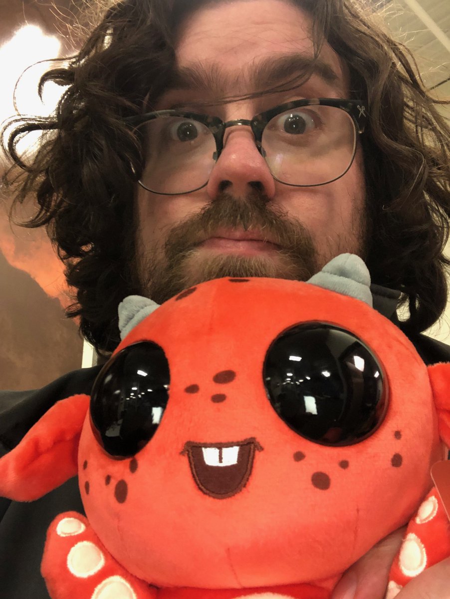 DanLovatClark's tweet image. Oh my goshness it&apos;s so fuzzy. 

When I got it home, my six year old promptly adopted it named it Tate. My wife is only a little bit jealous that I didn&apos;t bring home two. #FuzzyGruen #KeyForge #FFGStaff