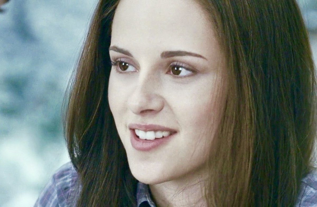 she has the sweetest smile and she brought bella to life in such a perfect way I don’t get tired of saying it