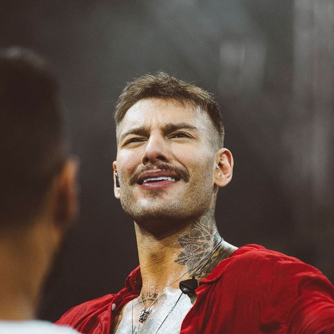 DoPoderosas's tweet photo. Eu poderia ter escolhido qualquer um para ser fã. Mas foi você, com essa força enorme e esse sorriso sincero, que eu escolhi! @lucaslucco https://t.co/SDspZ3QB0v