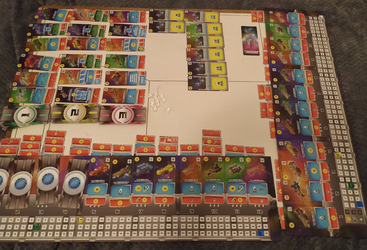 Kasilla's tweet image. Je sais pas si vous voyez, mais la victoire s&apos;est jouée à pas grand chose ☝️ #SpaceBase, un #j2s où vous devez constituer la plus grosse armada de vaisseaux ✨ Y jouer me rend zen, je saurais pas vous dire pourquoi ☺️ (sans doute parce que je suis une fille...)