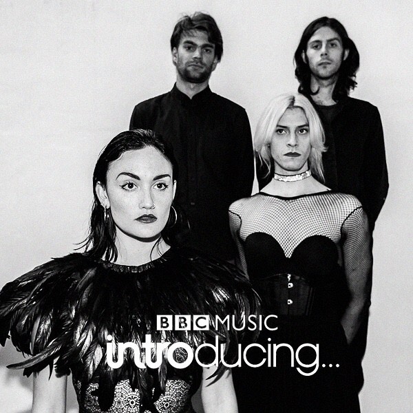 BBCIntroSouth's tweet photo. @heirloom_band @bbcintroducing @sydneyRofficial @iamgeorgiameek @iamhxlez @TinCanKate1 @kudublue @BBCSounds @BBCSurrey @BBCSussex @pinkmirrors_ @iamlowk3y @frenchbeaches @sonsbanduk @lunamusiq @iamchloekay 3/3 🎼 GET IN! Wednesday 7-9pm get set for @heirloom_band in our @bbcintroducing Live Lounge + 2 hours of latest sounds by

@happycoupleband
@tengu_uk Ft Maddy V
@code_ascending
@2far2jump
Stu Brootal
@hanyaband

+ more on @BBCSounds @BBCSurrey @BBCSussex https://t.co/0cetynUDLZ