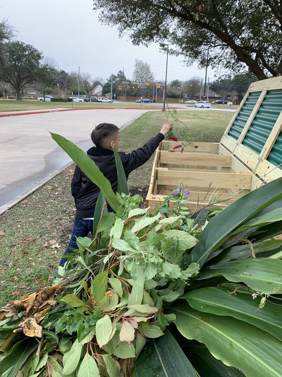 IrshadRTGG's tweet photo. Second graders at @HorneElementary helped to compost some garden scrapes with their very own #CompostBox! 🌿🌱🍂 @CyFairISD @readygrowgarden https://t.co/Q6WqiEctv7