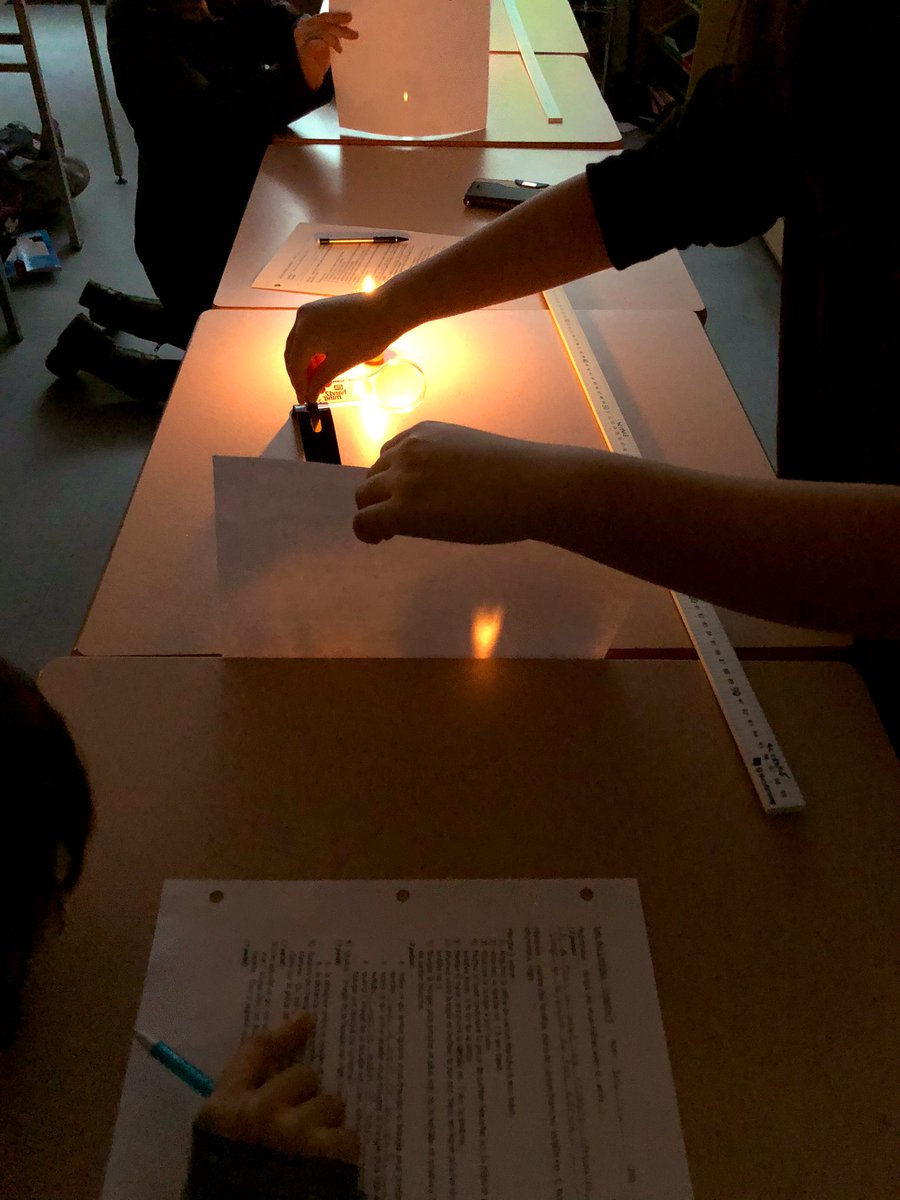 bcam_89's tweet photo. On a pu jouer avec des lentilles aujourd’hui en Sciences 8. #imagevirtuel #lentillesconvexes #laphysique #apprentissagedifferentié #amuseretapprendre #moscropfrimm @MoscropSec https://t.co/uefn6huumA