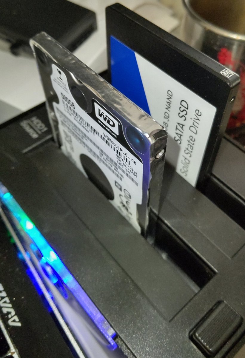sapo72286391's tweet photo. 画像忘れた

さすがおなじメーカー、同じ要領表記でもコケないな。

WD5000LPLXからWDS500G2B0Aへ、玄人のアレで移行中。

始業まで間に合うかw

#玄人志向
#WD_BLUE https://t.co/IjwcWFr2CL