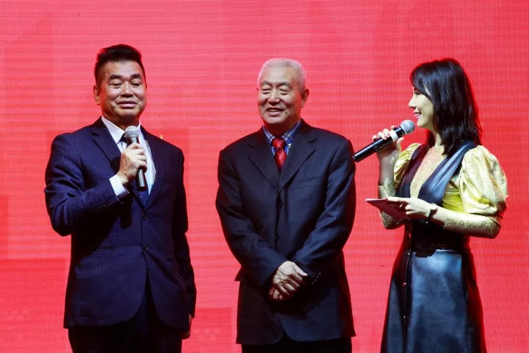 dahonbicycles's tweet photo. TIME TO CELEBRATE! 💥📣 Our founder and CEO Dr Hon has been awarded the "Lifetime Achievement Award" of the 2019 "Golden Bicycle" 💥 #Cheers to Dr Hon and to all of our loyal riders! 🍷 #freedomunfolds #dahon https://t.co/vreHwTdcKl