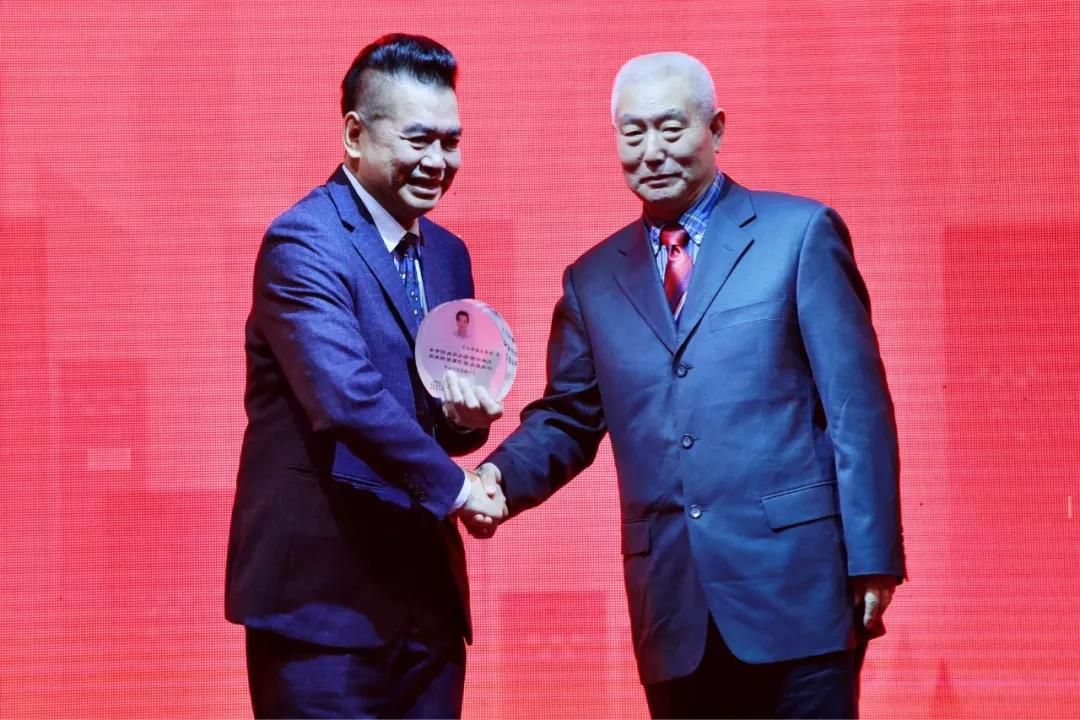 dahonbicycles's tweet photo. TIME TO CELEBRATE! 💥📣 Our founder and CEO Dr Hon has been awarded the "Lifetime Achievement Award" of the 2019 "Golden Bicycle" 💥 #Cheers to Dr Hon and to all of our loyal riders! 🍷 #freedomunfolds #dahon https://t.co/vreHwTdcKl