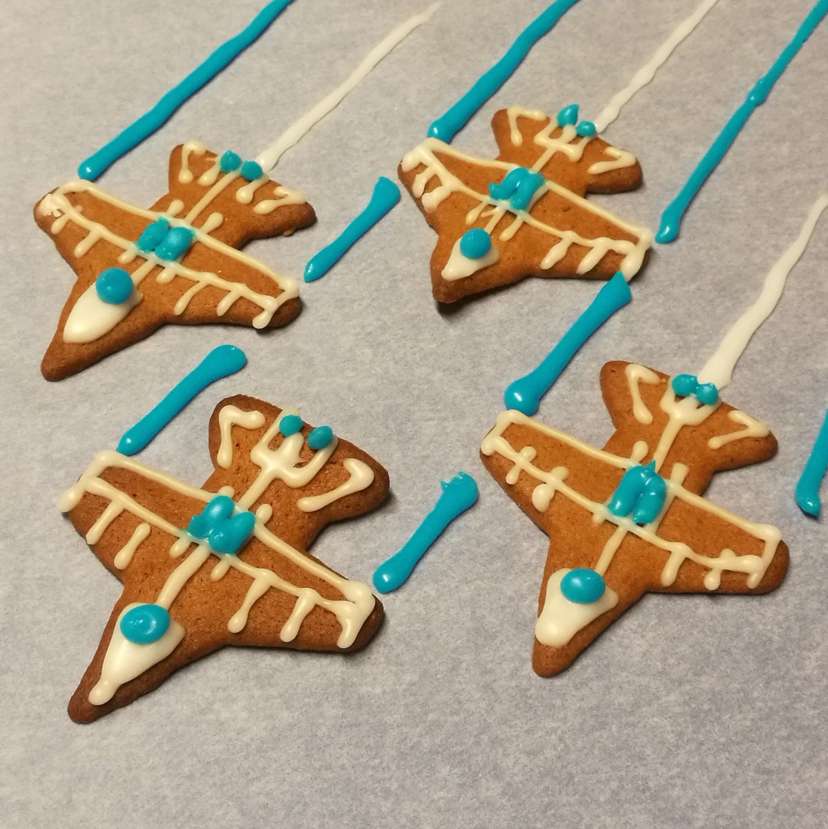 @securitysplat @BAES_Finland Nice one! It looks definitely as stylish as my first-ever gingerbread Hawks. 😄 These little fellows are trying to be @FinnishAirForce #MidnightHawks in a diamond formation. (Still waiting Santa Claus to give me a proper cookie cutter.)