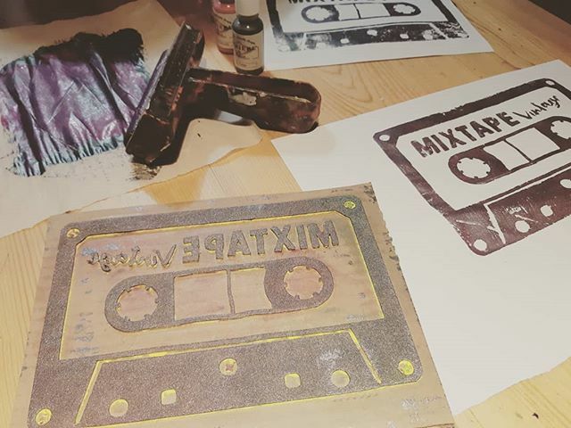 First we cut vinyl then we moved onto foam stamp experiments <a href="/haliburtoncpl/">Haliburton County Public Library</a> with @mixtapevintage and #communitymaking. Let the tinkering continue!

#librarymakerspace #cricutmachine #cricutdesignspace #craftfoam #stamp #vintagedesign #makersgonnamake ift.tt/2RcsM14