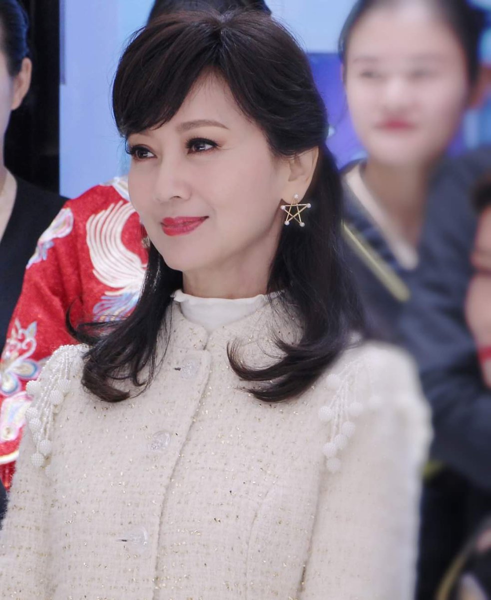 HaruhikoHideo's tweet photo. Chao YaChe 趙雅芝 (Teresa Angie Chiu) in Anhui Jewelry event January 2020 
She's 65 years old and she looks like a girl, those flawless looks and body
#BodyGoals #FaceGoals #WhiteSnakeLegend https://t.co/PAGsvk5rfr