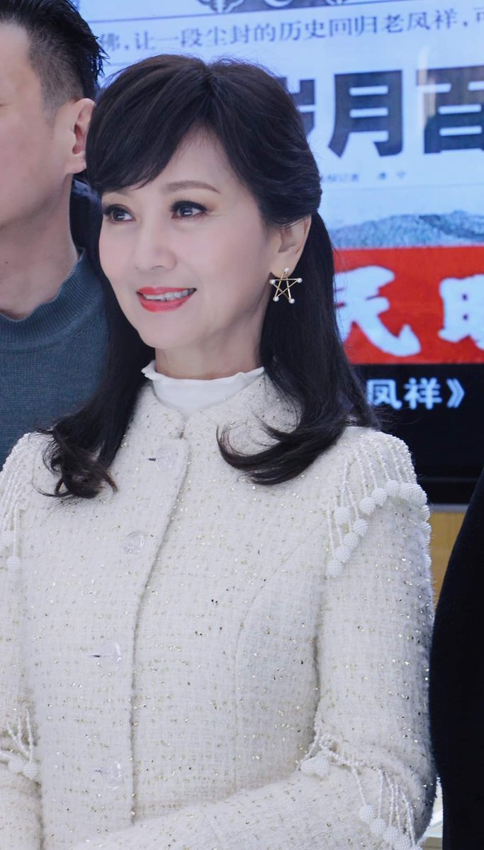 HaruhikoHideo's tweet photo. Chao YaChe 趙雅芝 (Teresa Angie Chiu) in Anhui Jewelry event January 2020 
She's 65 years old and she looks like a girl, those flawless looks and body
#BodyGoals #FaceGoals #WhiteSnakeLegend https://t.co/PAGsvk5rfr
