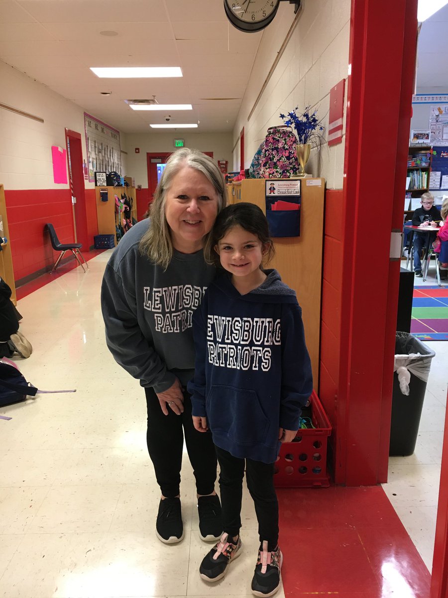 dnwestmoreland's tweet image. Aimree twinning with her teacher!! 

#lewisburgprimary #morrowisawesome #firstgrader #aimreelou #babygirl