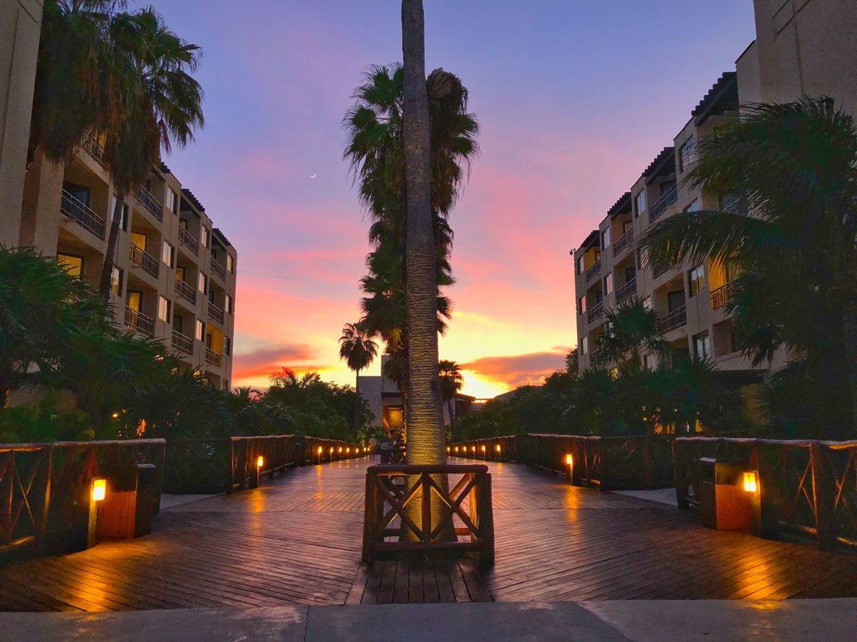 Yes, we are speechless with this beautiful sunset!

Come to collect unlimited sunsets at #DreamsRivieraCancun Resort &amp; Spa! | reservations.drerc@dreamsresorts.com | +52 998 872 9200