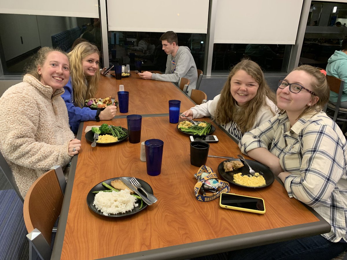 The #bestfloor8thfloor is ready to take on the new semester! Started off strong with a family dinner to welcome the new neighbors! 🏅🏆