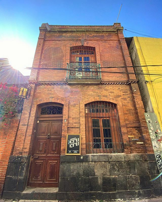 Esta es nuestra fachada, esta ahi desde el siglo XVIII, solía ser la casa de los monjes de la iglesia de la #plazaromita
#sabrosayelegante .
.
#crucru #crucrumx #brewery #brewerylife #cerveza #cervezamexicana #cervecería #hechoenmexico #cdmx #romita #col… ift.tt/3a5y476