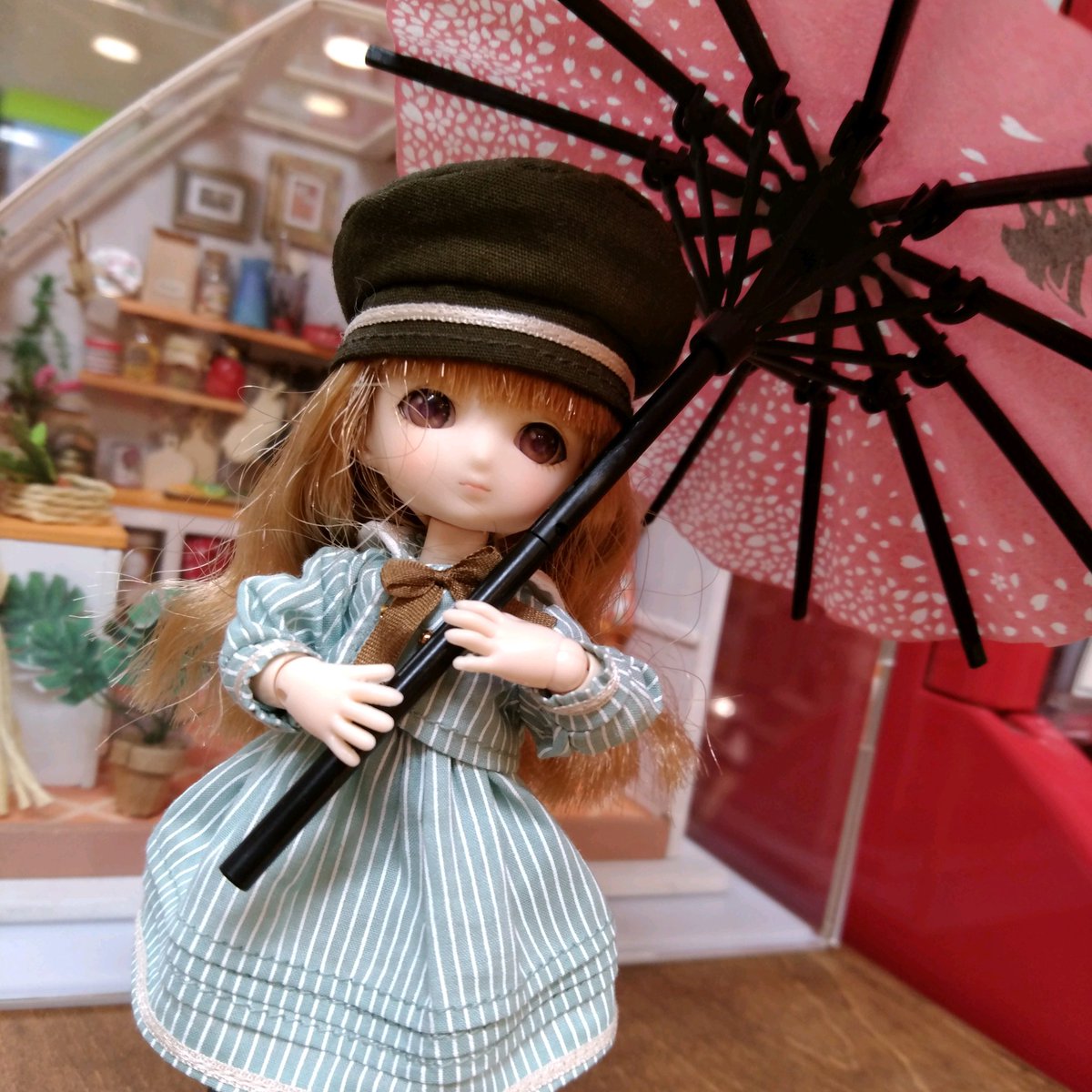ガチャ王国広島店 好評発売中 オズコレボのスタッフさんに和傘を持ってもらいました W サイズばっちりですね この子の身長は約13cm 約1 12スケールです 使用した和傘は ガチャぶんのいちシリーズ 和傘 弐張 です ガチャガチャ