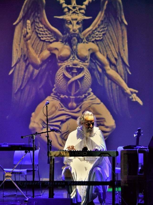 Lamentablemente el día de hoy se informó que el maestro Carlos Alvarado Perea, pionero del rock progresivo en México con Chac Mool, ha perdido la batalla contra el cáncer.

Maestro, hasta donde se encuentre en la infinidad del cosmos, todo nuestro respeto.
#RestInPower