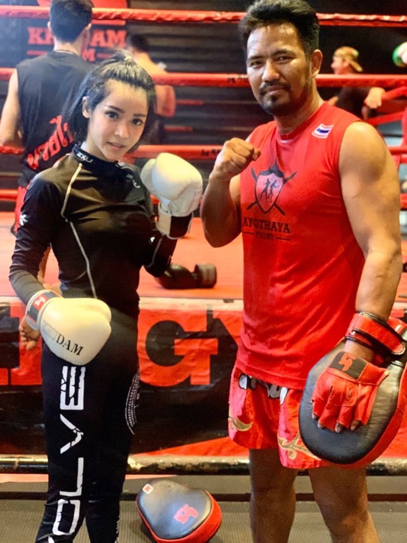 NooNuch99's tweet photo. นักร้องชื่อดัง ‘นุ๊ก สุทธิดา’ ก็มาเรียนมวยที่นี่นะคะ @Krudamgym  สุขุมวิท36(Btsทองหล่อ) 😊😊

ยินดีต้อนรับ”นุ๊ก สุทธิดา”เข้าค่ายซ���อมเตรียมสู้ศึก  KRUDAM FIGHT NIGHT  22 กุมภาพันธ์ 2563

สนใจเรียนมวย สอบถามรายละเอียด
 🆔  ❥คลิ๊กเลย https://t.co/DJbibmXXdL https://t.co/nkjjYwbwt5