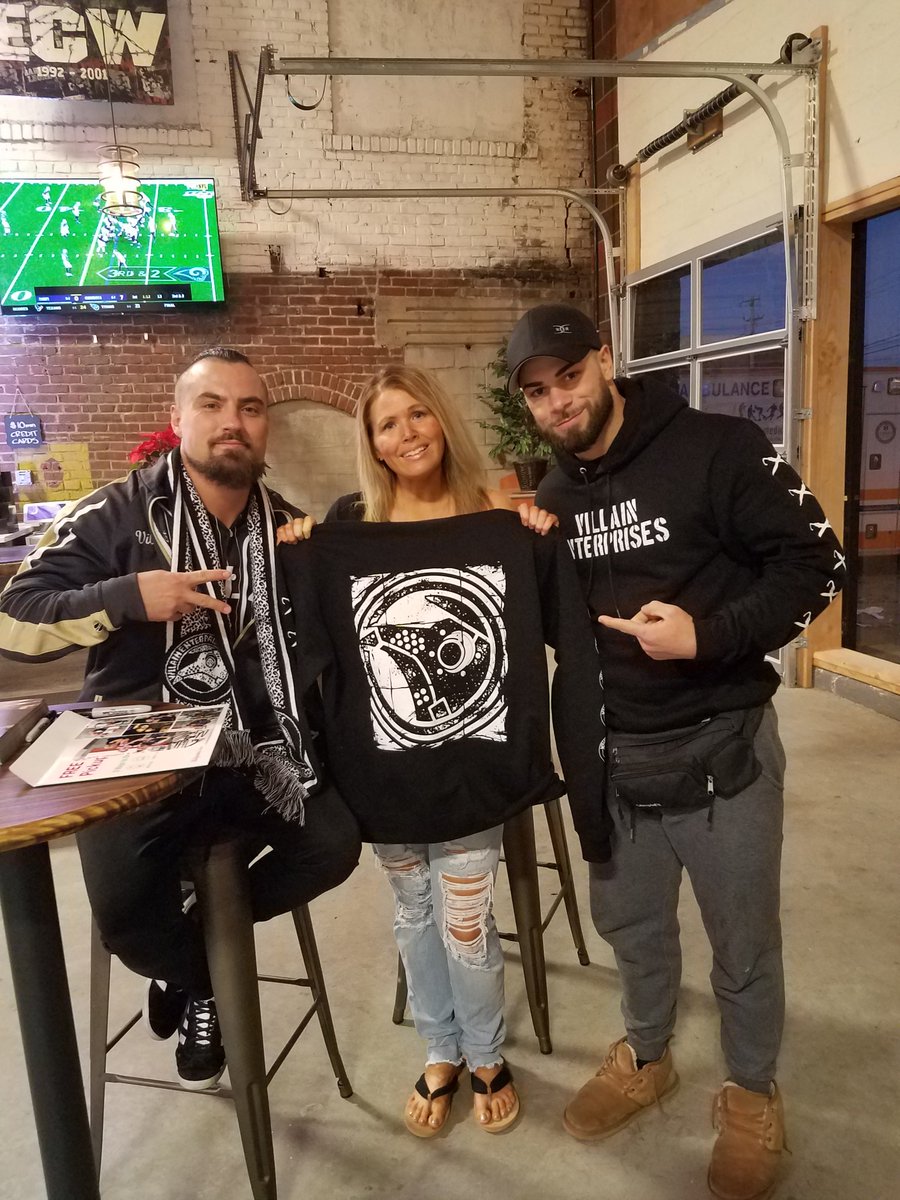 cyncitie's tweet photo. @ringofhonor #finalbattlefallout with #VillainEnterprises @MartyScurll & @TheFlipGordon #longlivethevillain #manbunenterprises https://t.co/kFss0xXyOB