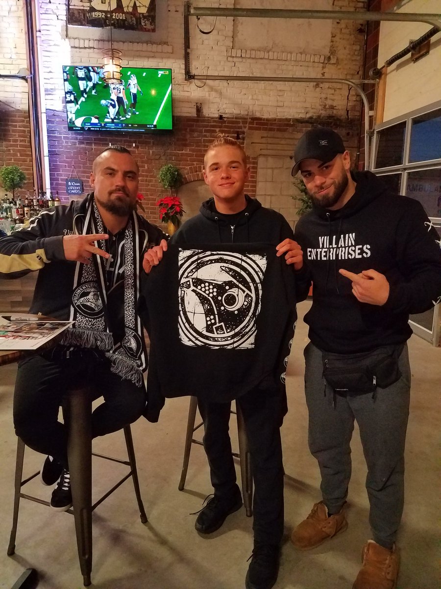cyncitie's tweet photo. @ringofhonor #finalbattlefallout with #VillainEnterprises @MartyScurll & @TheFlipGordon #longlivethevillain #manbunenterprises https://t.co/kFss0xXyOB