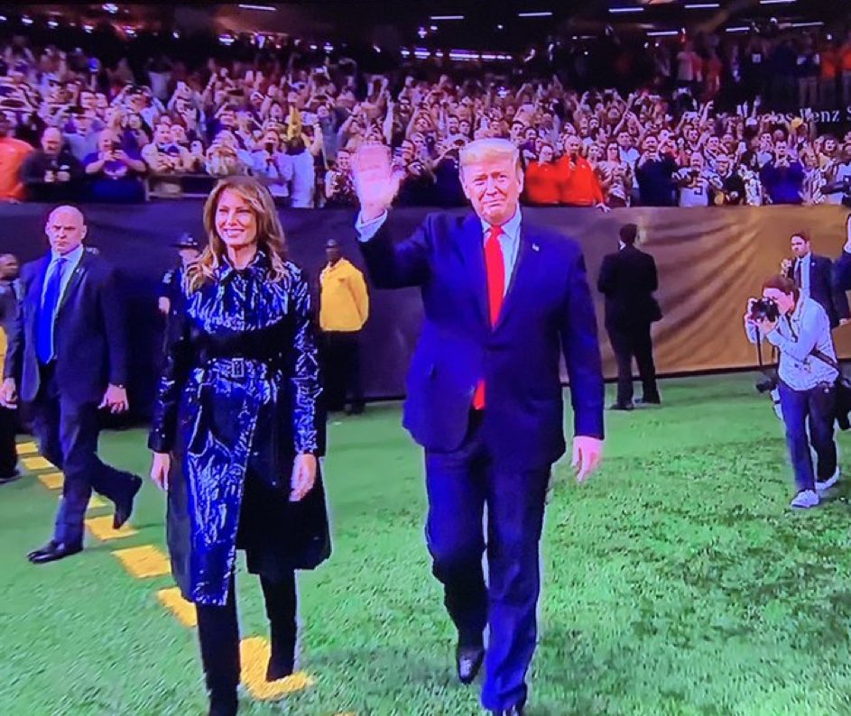 TrumpStudents's tweet photo. BIG cheers from the LSU and Clemson fans at the #NationalChampionship for @realDonaldTrump &amp; @FLOTUS https://t.co/ximHWtWz2E