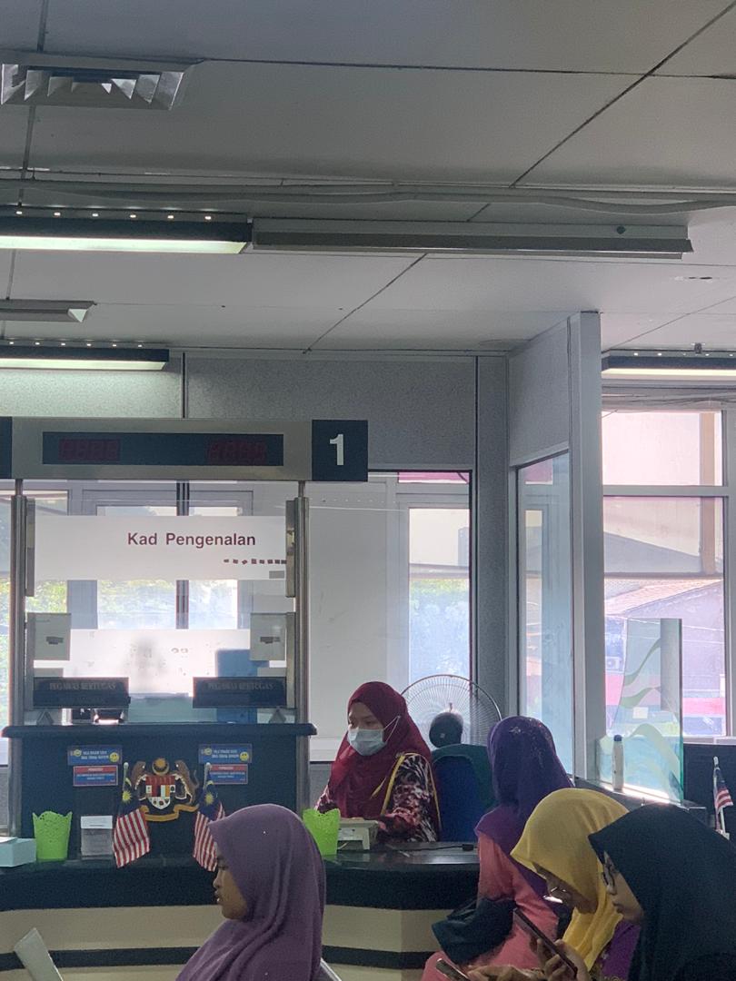 jpnkelantan's tweet photo. Petugas kaunter di JPN Negeri Kelantan bertugas dengan memakai penutup hidung dan mulut untuk mengelakkan jangkitan influenza. https://t.co/6atvKtHCWd