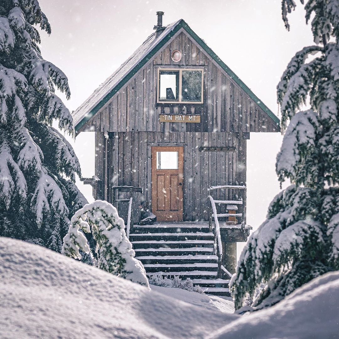 We're pretty confident this is only *part* of the Sunshine Coast's #razzledazzle 😌😏. Photo of our iconic Tin Hat Hut by darringreene (via IG). Canada's longest hut-to-hut hike is the Sunshine Coast Trail, at 180km with 14 huts, and free! #ExploreBC #SunshineCoastBC