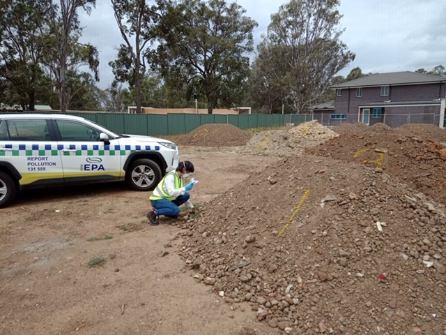 NSW_EPA's tweet photo. The @NSW_EPA is investigating 16 stockpiles of asbestos contaminated soil dumped in Optimism St, Leppington.

Witnesses should contact the EPA's Environment Line on 131 555.

@Lpool_Council #illegaldumping 
#waste #asbestos https://t.co/gDs4f9w2Yu