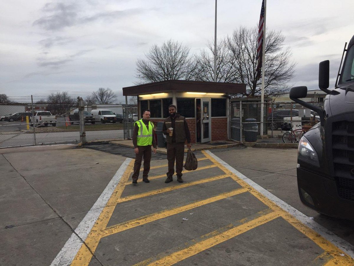 Delawaresafety's tweet photo. #startitright Harbor center On Rd Supervisor Mike greeting everyone at the guard shack this morning and talking about yard safety #11stepprocess 
@UPSsafetyguy74 @BarbaraRucker5 @CHSPKelley https://t.co/iqw4gJKDbx