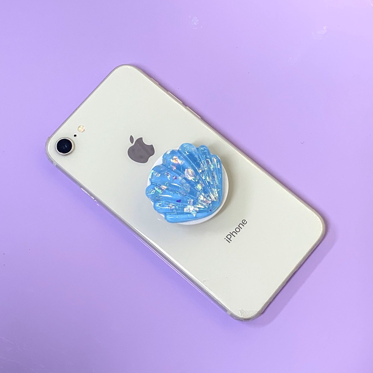 ❤️RT❤️
🐚 가립톡 ; 스파클링 가리비 그립톡 🐚

톡톡 튀는 느낌의 스파클링 반짝이
가리비 모양으로 제작된 3단 그립톡입니다
하양, 보라, 블루, 핑크 네가지 색상으로 제작되었습니다.

투명케이스에 선물 포장되어 배송됩니다❣️

아이디어스 링크_idus.kr/SGOi