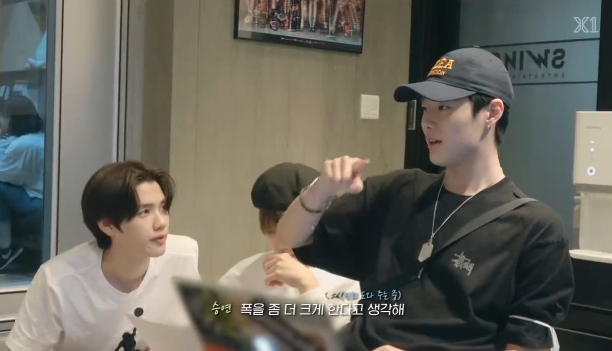 3O3healing__'s tweet image. ชอบฉากนี้มากจริงๆ พี่ซึงยอนไกด์เพลงแฟลชให้น้อง แล้วมินฮีตั้งใจฟังพี่มาก สายตาที่มองพี่คือเหมียนหมาน้อยมาก ฮือๆ น้องโดฮยอนกำลังตั้งใจอ่านเนื้อเพลง เป็นโมเม้นที่อบอุ่นใจมากๆ 🧡💙