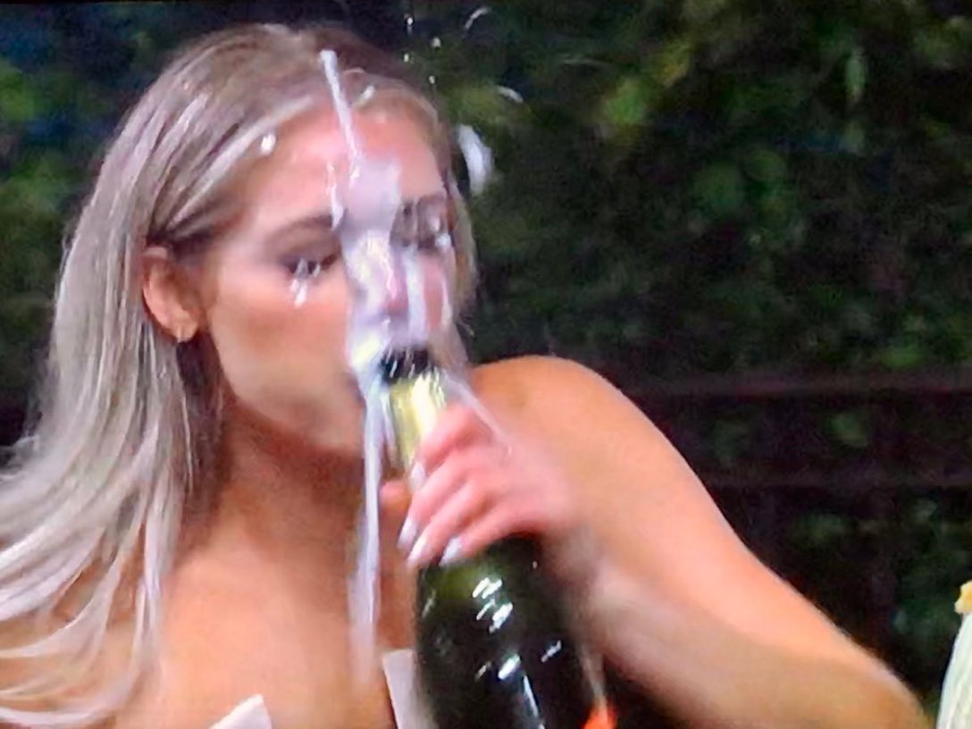 KaleighRainey's tweet photo. Kelsey: ThAtS mY cHaMpAgNe FrOm HoMe...
Karma coming back to bite her in the ass for ruining the night : #TheBachelorABC #TheBachelor https://t.co/68YAiJt3HU