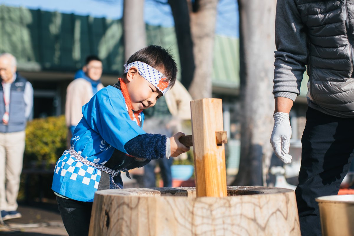 Asij Mochi Pounding Is A New Year S Tradition Thanks To The Japan Center Our Chofu Kinder Classes Had A Chance To Participate This Year Asij Mochi Omochi Ricecake Newyear