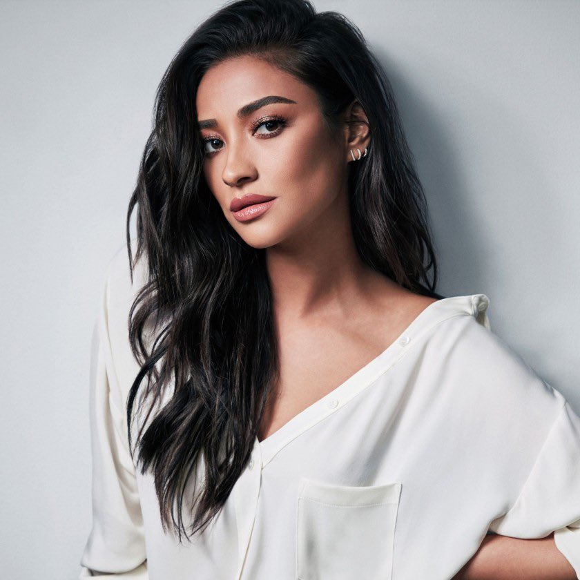 kelsiecombs's tweet photo. ok but hear me out... shay mitchell + shay woodley = victoria f #TheBachelorABC #TheBachelor https://t.co/IfRagYpTFj