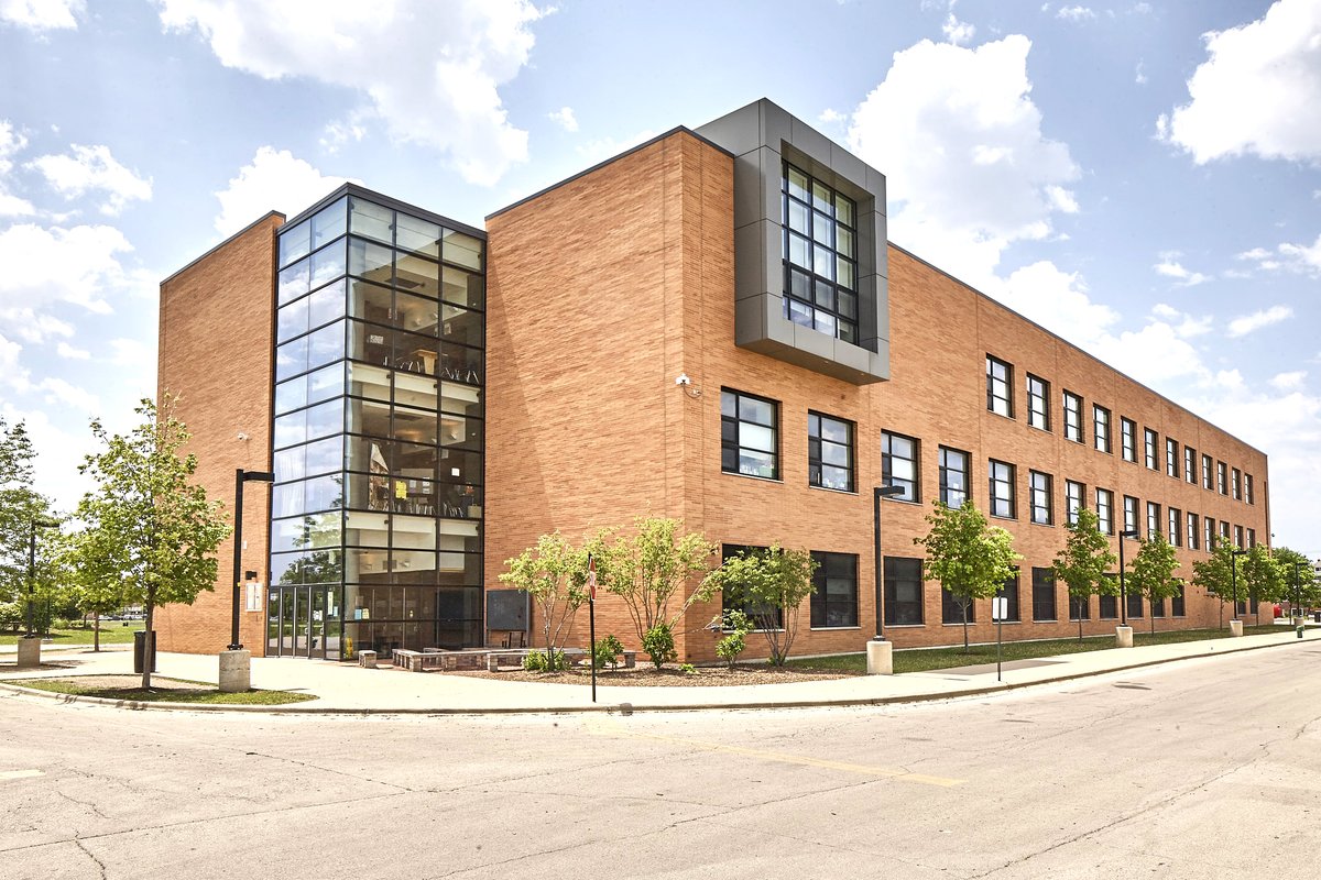 HeartlandBrick's tweet photo. The Dr. Jorge Prieto Math and Science Academy in Chicago is the definition of a simple #brick beauty. Check out our newest blog post for more pics and info. https://t.co/bWLL0MvYLx Thanks to Sioux City Brick for the photo. #claybrick #brickschool #masonry #brickarchitecture https://t.co/uUlDtWAL7A