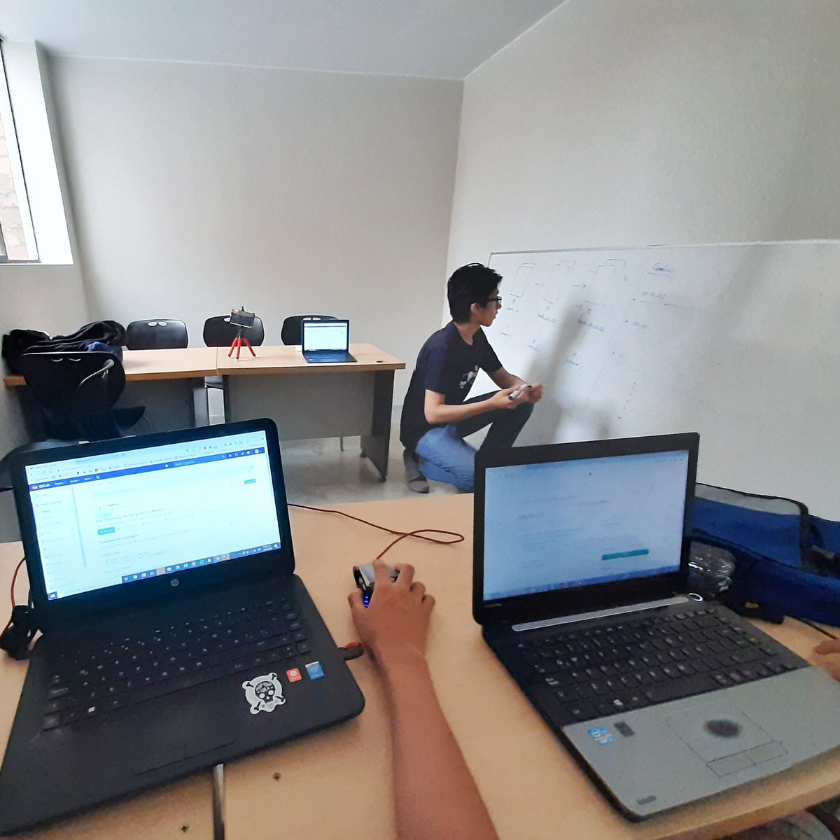 javierblancoch's tweet photo. El #día de #hoy formé parte de un #taller de introducción a git y lo genial que puede ser usarlo, cuando estás #desarrollando #software, una #laptop y unos plumones, bastaron para convertir esas horas en un ambiente de #diversión y de intercambio de #conocimiento 😊🙌 https://t.co/raoW3Sofz8