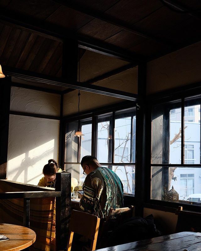 patsytond's tweet photo. One of those specialty coffee shops in Japan. Tiny place with a big love.

Still amazed how natural light can set the  mood of the room in so many ways.

#coffeeshop #coffeeshopdesign #sapporo #japan https://t.co/NuyTproLKN https://t.co/m3vZnJzUaV