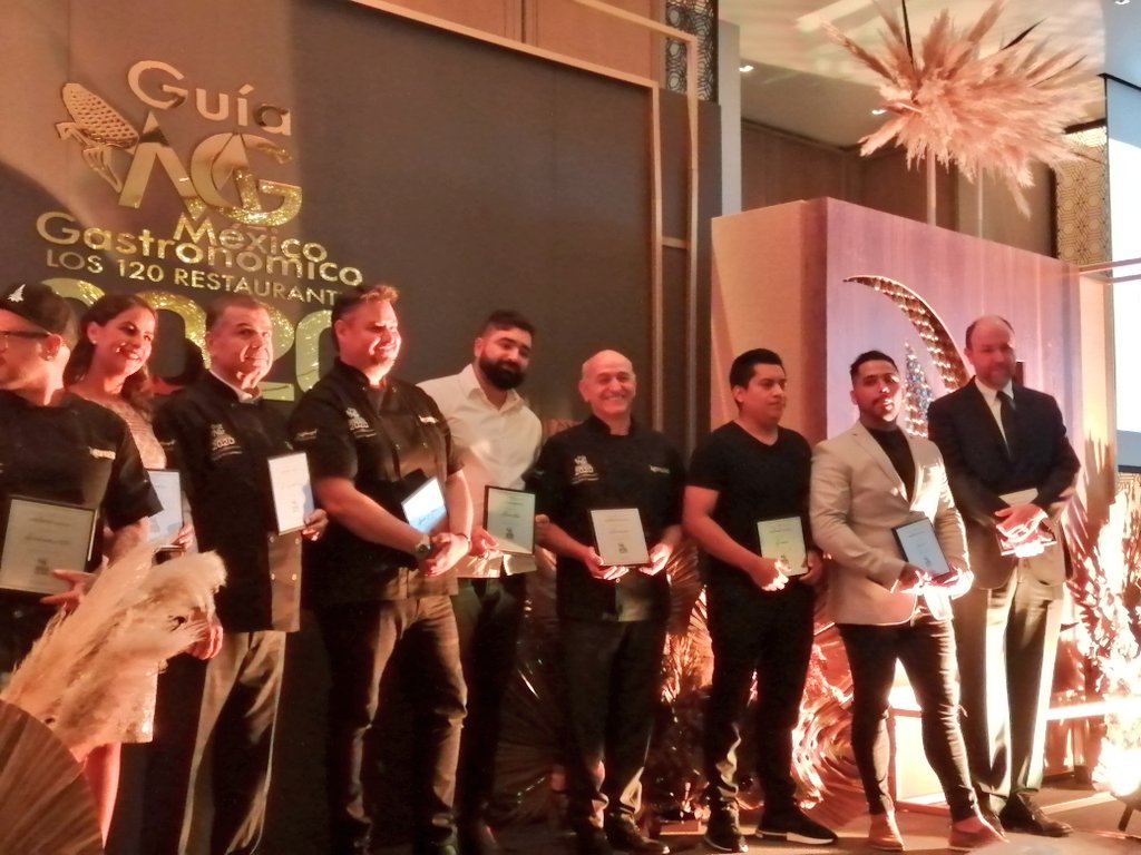 FoodandTravelMX's tweet photo. Asistimos a la gala de la quinta edición de la Guía México Gastronómico Los 120 Restaurantes 2020. Reúne a los chefs con muchas de las mejores propuestas del país #120mx https://t.co/jk7D8831VY