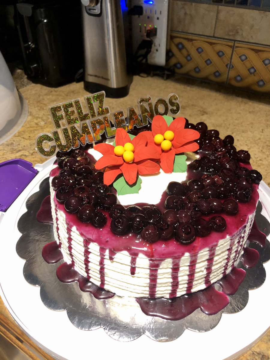treatsbymariah's tweet photo. Vanilla Cake strawberry filled with blueberry topping #vanillacake #gumpaste #gumpasteflowers #treatsbymariah #cake #blueberrytopping #blueberry #strawberry #strawberryfilling #whippedcreamfrosting #homemade #birthdaycake https://t.co/FqXIn9Zi7u