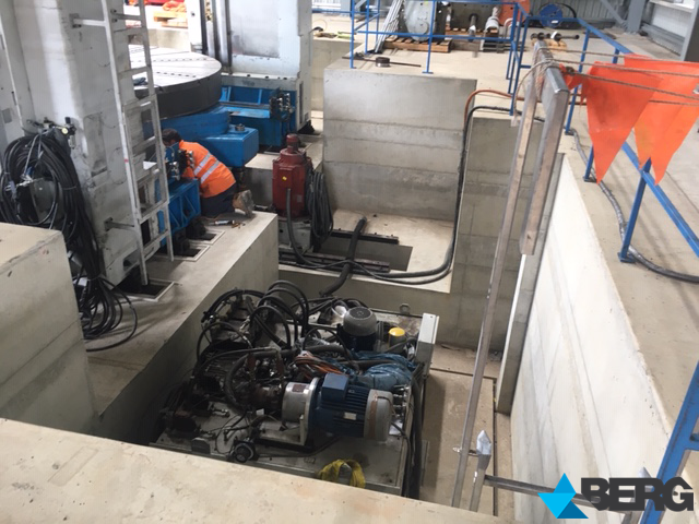WeAreBerg's tweet photo. The installation team at our #BergEngineering Gladstone workshop have been busy, with the reassembly of our new Titan Double Column Vertical Boring and Turning Mill nearing completion. The 4.3m diameter, 41 tonne Lathe Chuck and double columns are now installed. #itsaBergthing https://t.co/fv0UUeW021