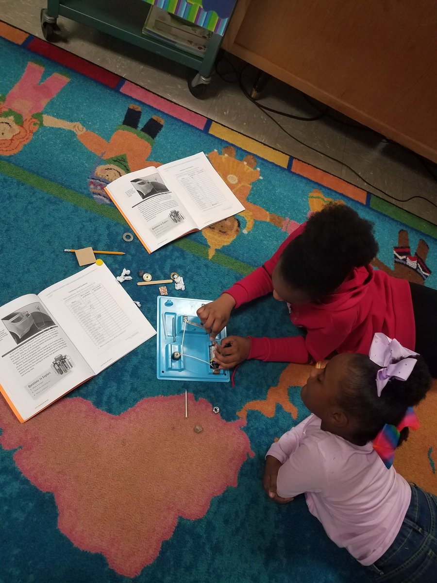 PriceOwls4th's tweet photo. 4th graders collaborating to develop a circuit system to light 2 bulbs instead of just 1. @PriceOwls https://t.co/9bC4eUg1oS