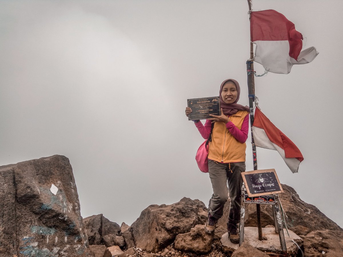 dewiedygta's tweet photo. Terimakasih 2019, Selamat Datang 2020. Semoga menyenangkan dan senantiasa diberkahi Tuhan YME. Aamiin.
#arjuno #gunungarjuno3339mdpl #selamattahunbaru2020 https://t.co/Imy4O0ofCi