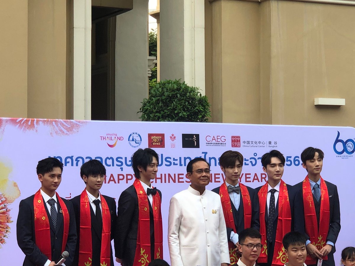 นักแสดงจีนจากซีรีส์ปรมาจารย์ลัทธิมาร ร่วมถ่ายรูปกับสัตว์เลื้อยคลานของเมืองไทย